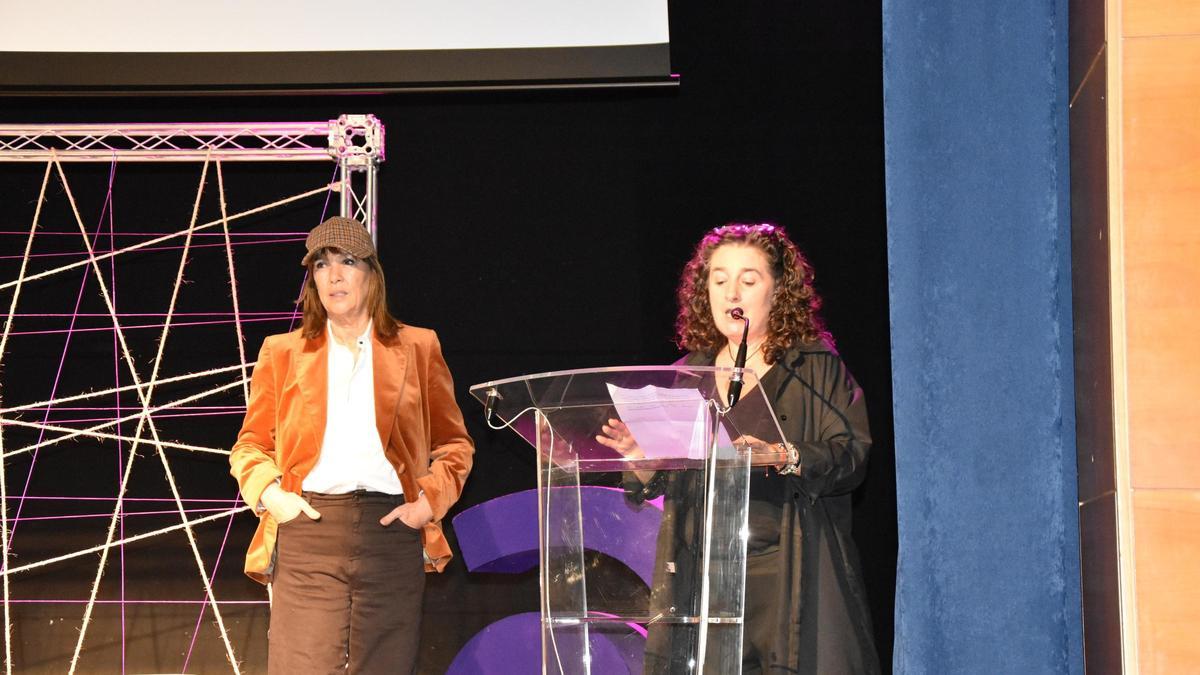 A actriz e escritora Mabel Lozano, esquerda, e Maite Arufe, directora do CIM, no foro.