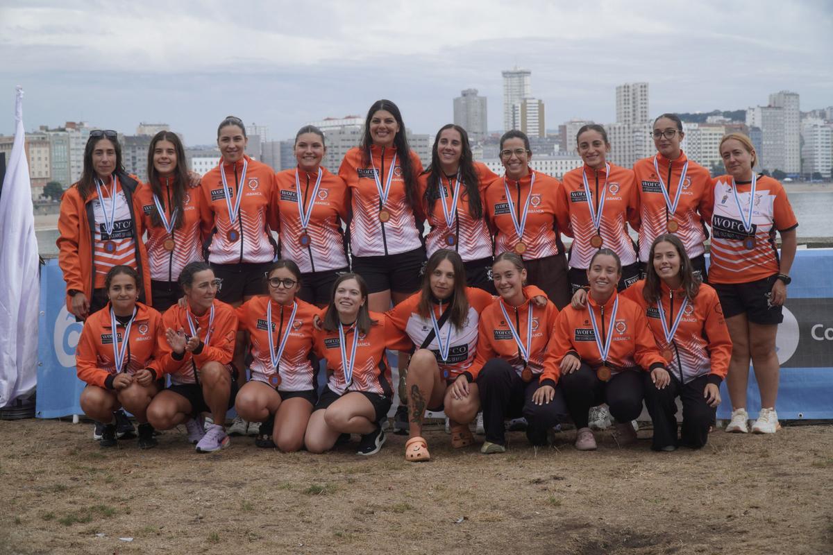 El CR Cabo da Cruz, en la categoría masculina, y el CR Salgado-Perillo, en la femenina resultaron ganadores del Trofeo Teresa Herrera de Traineras disputado este fin de semana en la ensenada del Orzán. El CR Cabo da Cruz, en la categoría masculina, y el CR Salgado-Perillo, en la femenina resultaron ganadores del Trofeo Teresa Herrera de Traineras disputado este fin de semana en la ensenada del Orzán.