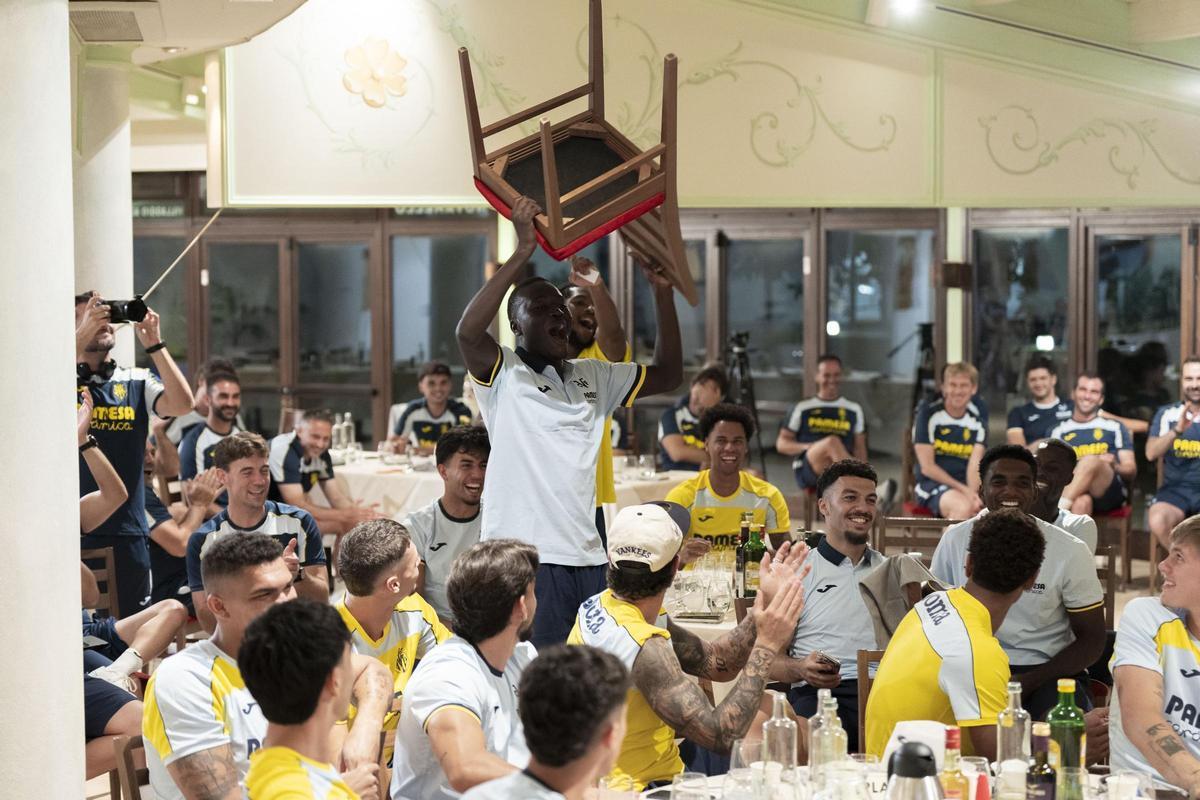 Veteranos como Pape Gueye se mostraron activos como público revolucionando a los presentes enel karaoke del 'stage' del Villarreal.