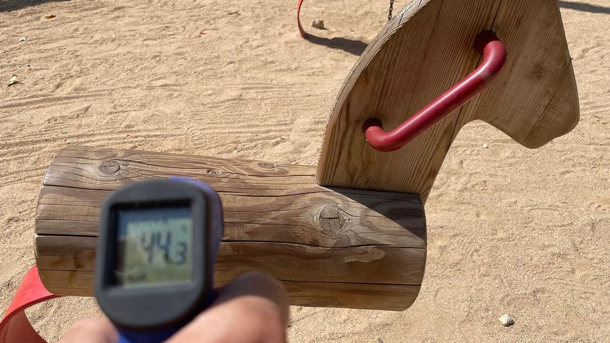 Juegos infantiles y olas de calor: madera a 44 grados a las 11 de la mañana en Barcelona