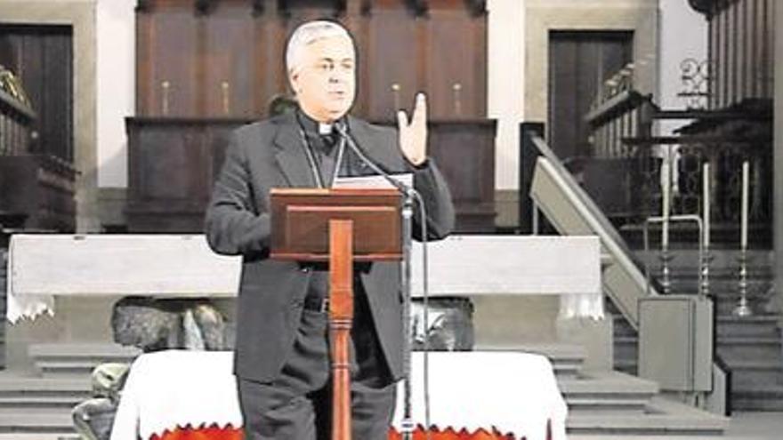 El obispo de Canarias junto a autoridades militares.