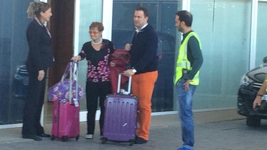 Xavier Bettel (con pantalón naranja) ayer tras llegar al aeropuerto de Lanzarote con su madre, a su lado con otra maleta, desde Luxemburgo.