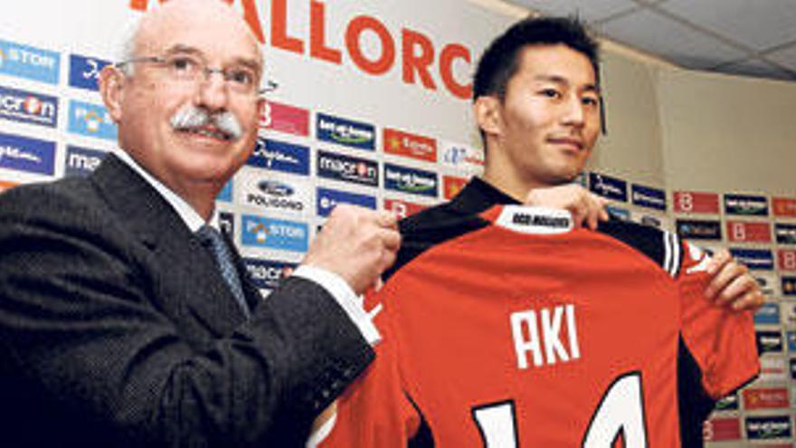 El japonés Akihiro ienaga posa con la camiseta del Mallorca junto al vicepresidente Llorenç Serra Ferrer.