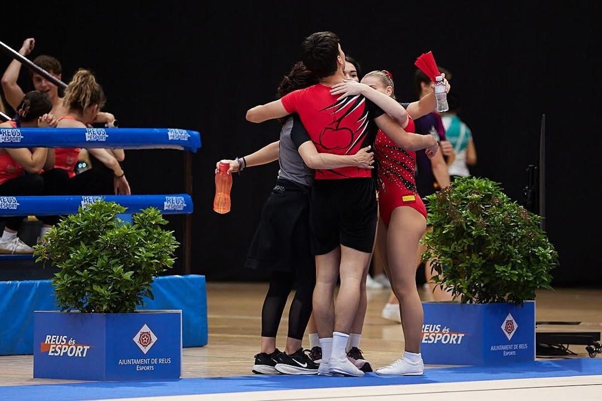 Deportistas del Taekwondo Xàtiva celebra uno de los triunfos en el Open de Catalunya.
