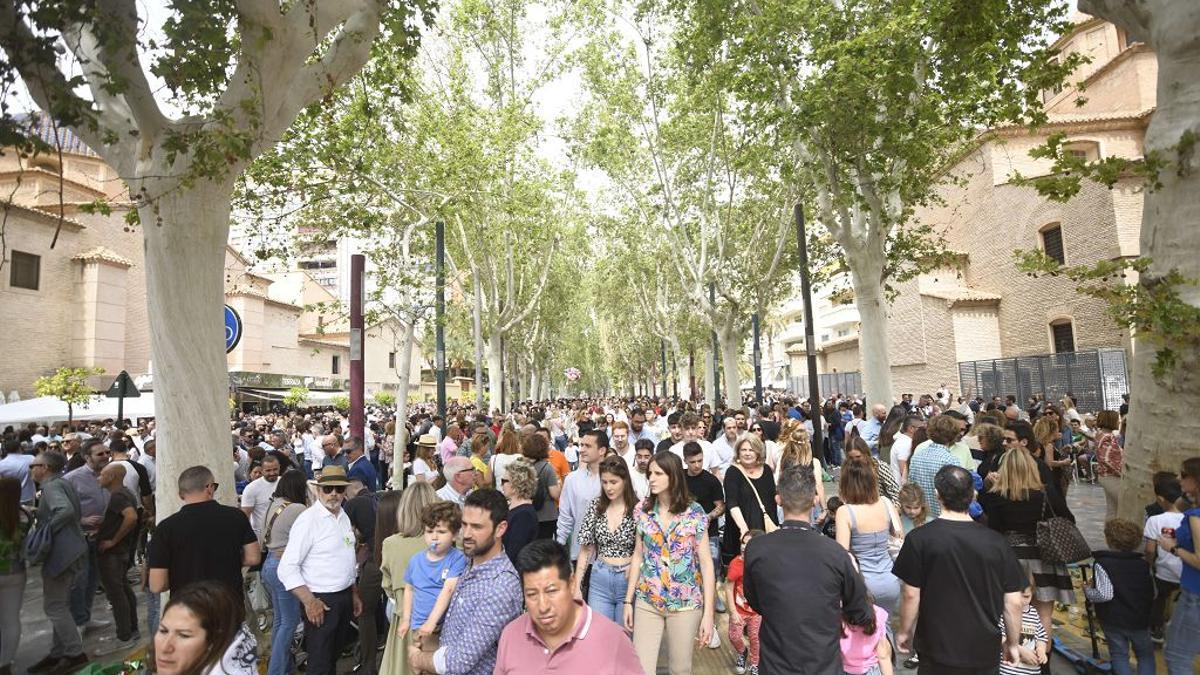 Alfonso X esta mañana, abarrotado de gente durante el pasacalles sardinero.