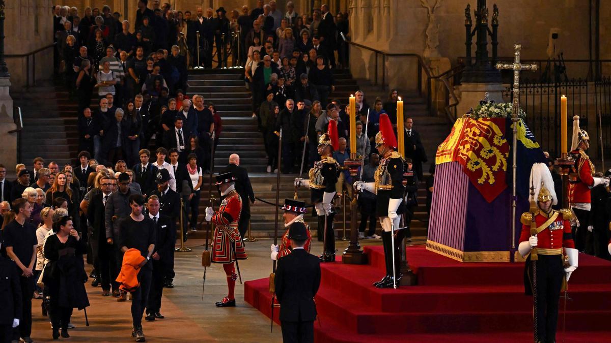 Los miembros del público presentan sus respetos al pasar ante el ataúd de la reina Isabel II tal como se encuentra en el interior de Westminster Hall, en el Palacio de Westminster en Londres el 14 de septiembre de 2022