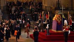 Los miembros del público presentan sus respetos al pasar ante el ataúd de la reina Isabel II tal como se encuentra en el interior de Westminster Hall, en el Palacio de Westminster en Londres el 14 de septiembre de 2022