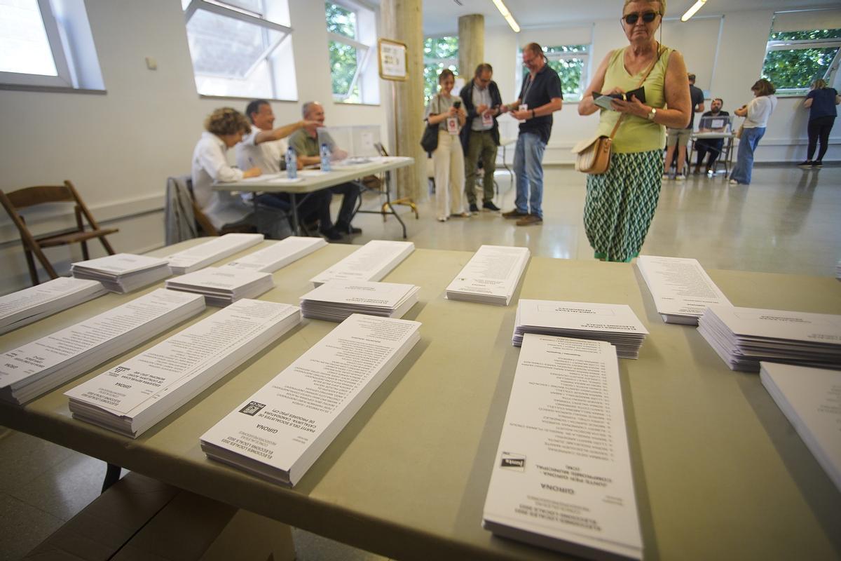 Paperetes en un local electoral de Girona, diumenge.