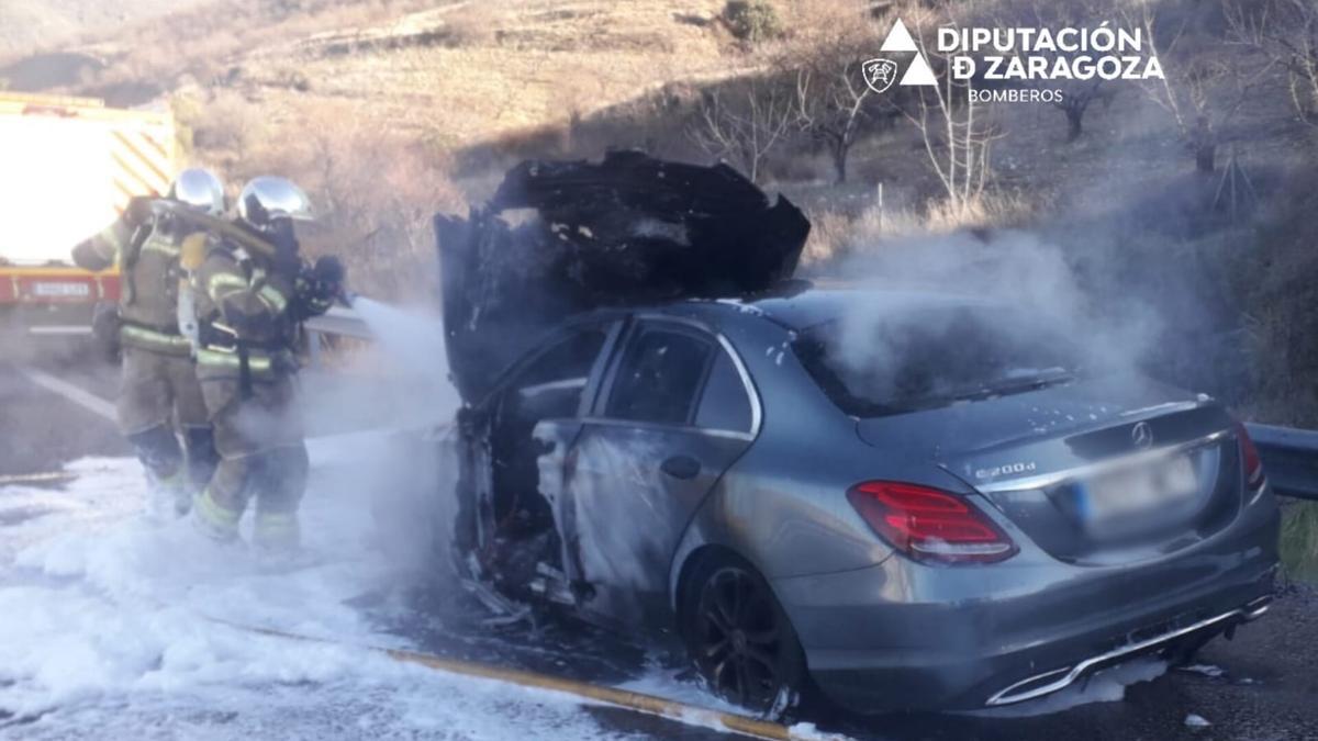 Bomberos sofocan el incendio de un vehículo en El Frasno