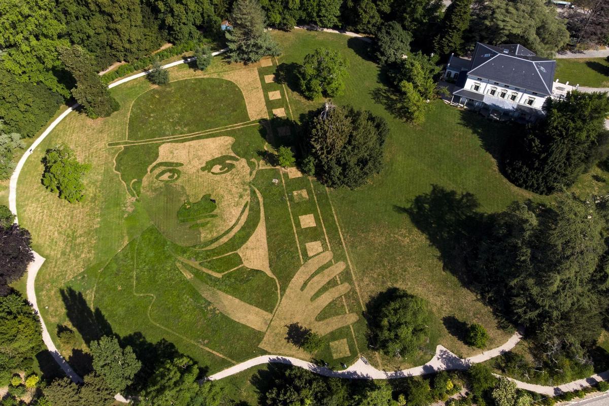 Le Lieu (Switzerland Schweiz Suisse), 03/07/2022.- A photo taken with a drone shows giant landart artwork representing Charlie Chaplin in costume of his character The Tramp Charlot chez Chaplin by French artist Franck Bonneau along the route of the 9th stage (Aigle - Chatel Les Portes du Soleil of the upcoming Tour de France cycling race at the museum Chaplin’s World by Grevin at the Manoir de Ban, in Corsier, on the shore of the Lake Geneva above Vevey, Switzerland, Sunday, 03 July 2022. Covering an area of 10’000 square meters (100 meters by 100 meters), this fresco has been realized in the gardens, by cutting the grass at different heights, of the mansion where the Chaplin family lived the last 25 years of Charly Chaplin’s life. (Ciclismo, Francia, Suiza, Ginebra) EFE/EPA/LAURENT GILLIERON IMAGE TAKEN WITH A DRONE