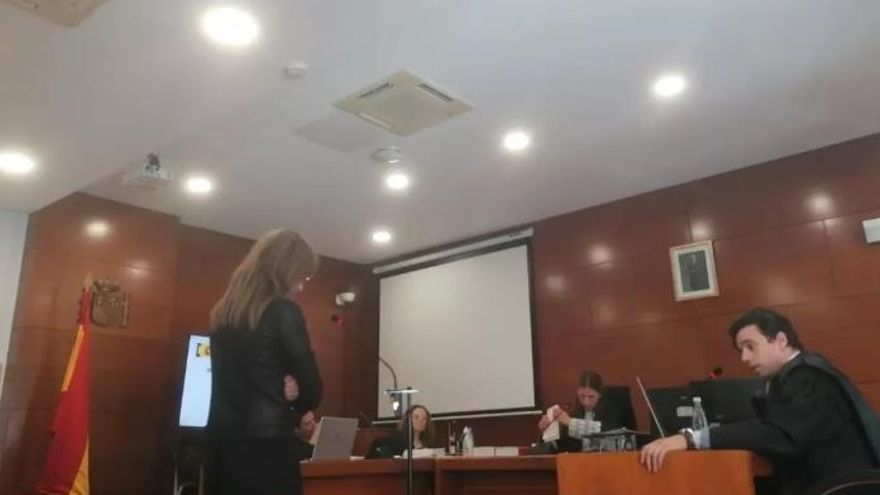 La limpiadora de la Biblioteca Pública no acosó a compañeras de trabajo