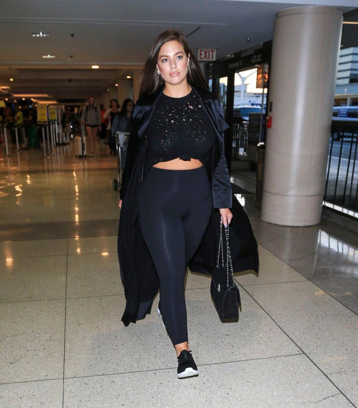 Ashley Graham combina todo en negro: leggings, camiseta, chaqueta y zapatillas