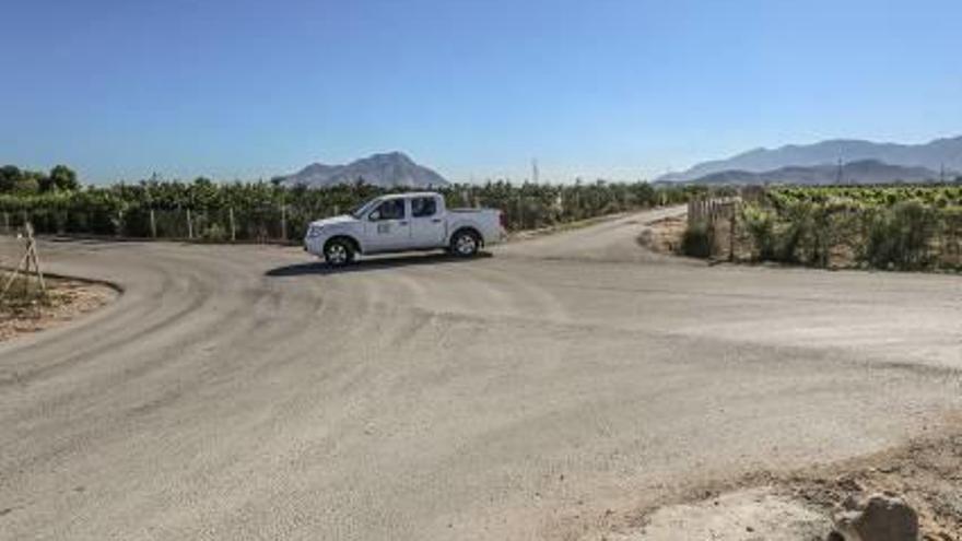 Imágenes de un cruce sin señalizar en dicha carretera y una señal de Stop en mal estado.