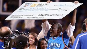 Larry Hill, un espectador del partit entre els Thunder d’Oklahoma City i els Rockets de Houston, aconsegueix encistellar des del mig de la pista.