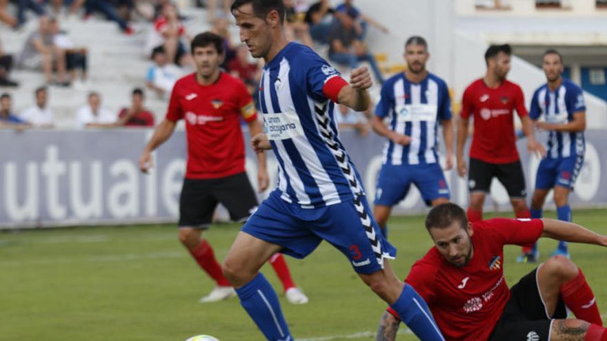 Navarro, capitán del Alcoyano, durante el último partido