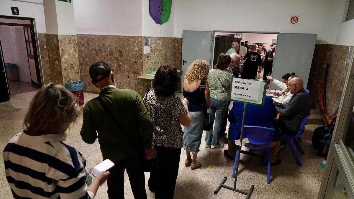 Cientos de personas votan para las elecciones al parlamento andaluz.