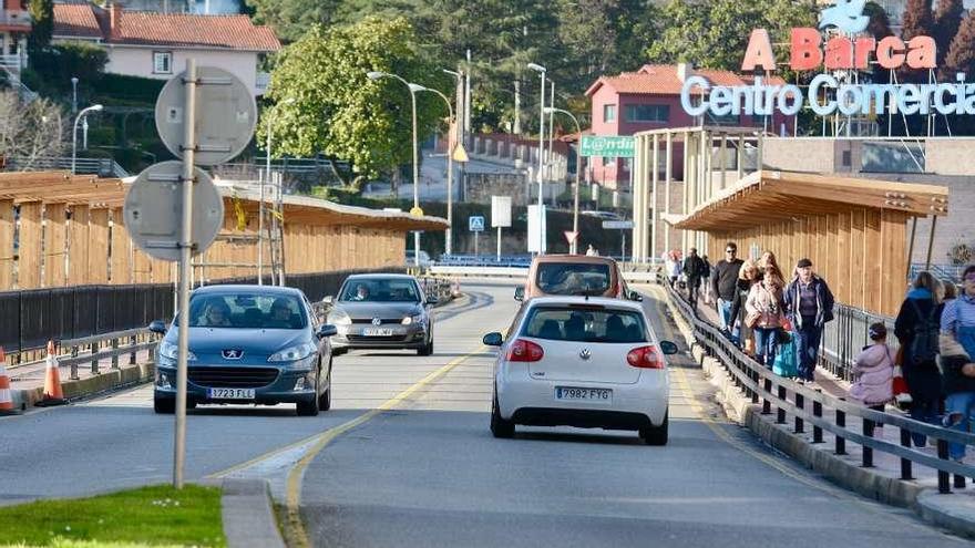 Calzada del puente da Barca, que desde hoy solo se puede utilizar de salida de la ciudad. // R. V.