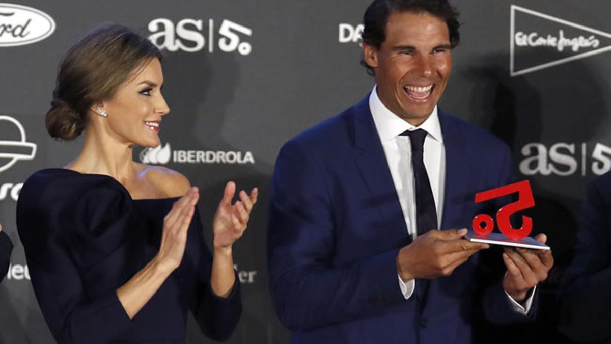 Letizia Ortiz, con un original vestido de Delpozo, premia a Rafa Nadal