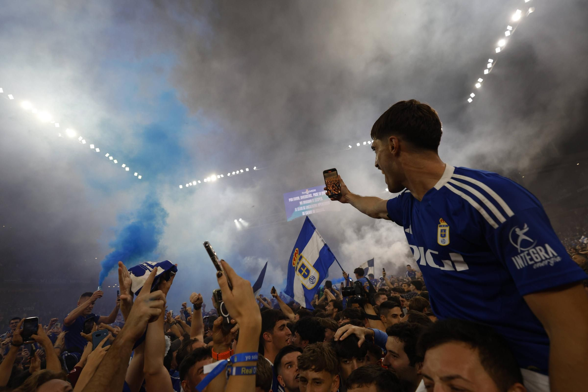 EN IMÁGENES: Así se vivió en el Carlos Tartiere la noche del ascenso del Oviedo a Primera División 24 años después