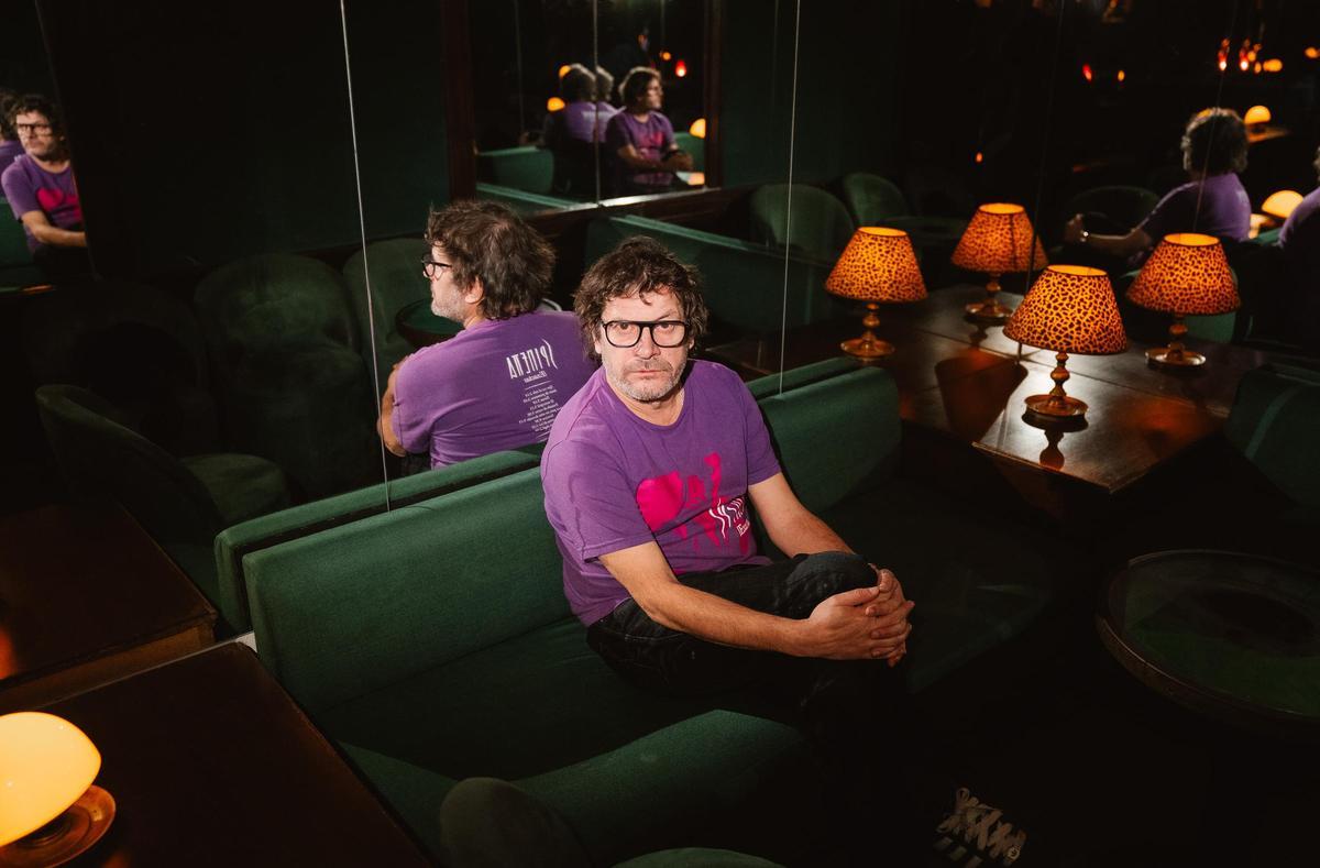 'Pato' Almada, uno de los fundadores y rostro visible de Joselafredo, en los sillones del bar de la calle Silva.