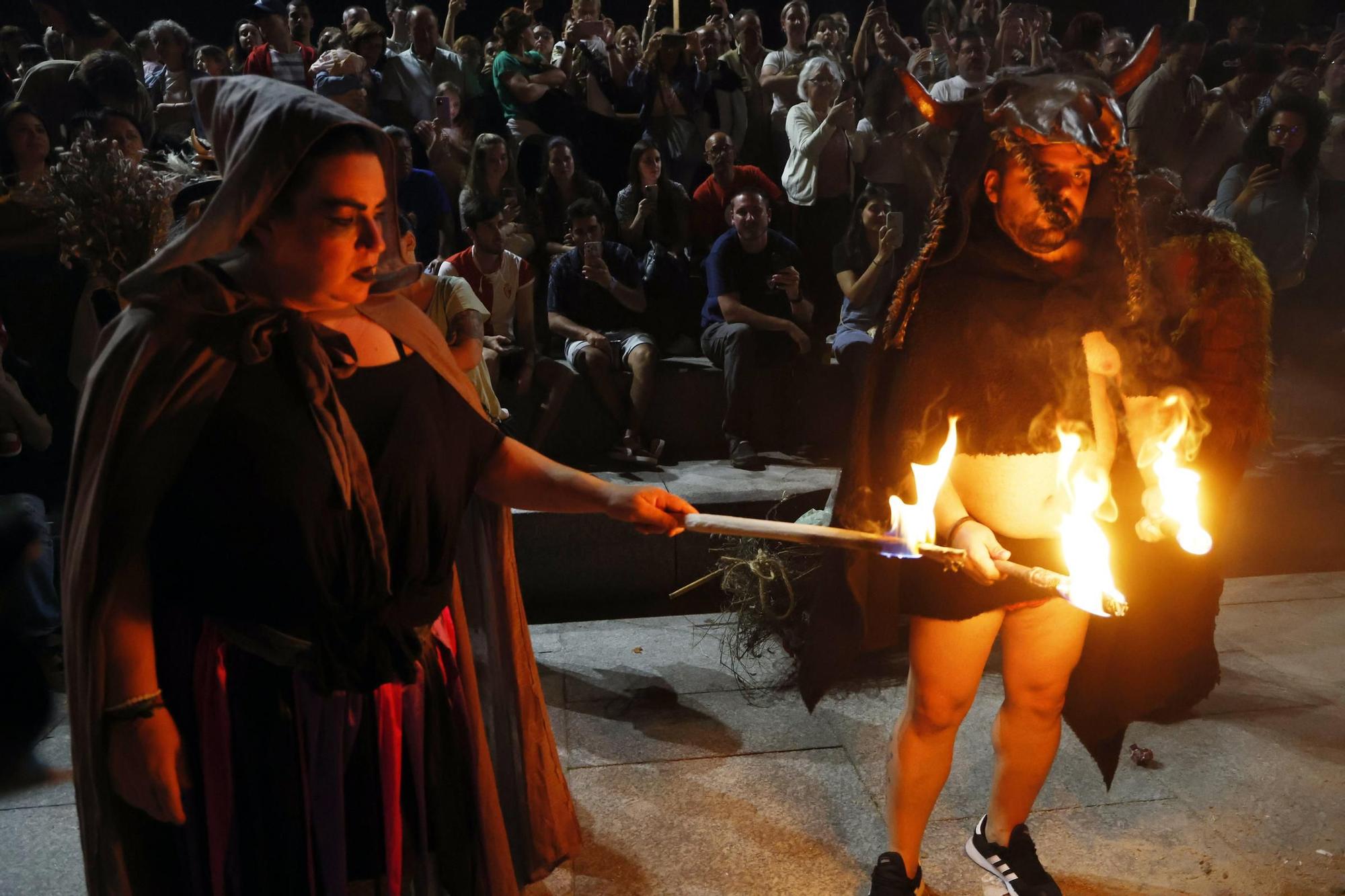 Ambientazo en las playas y plazas llenas para celebrar la noche meiga