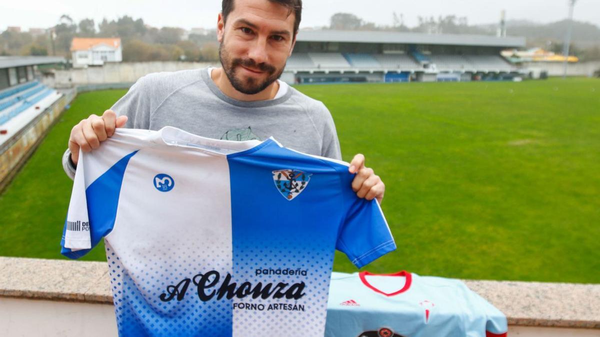 Dani Abalo, ayer en el campo de Baltar con las camisetas del Celta, su equipo del corazón, y del Portonovo, su actual club. // IÑAKI ABELLA