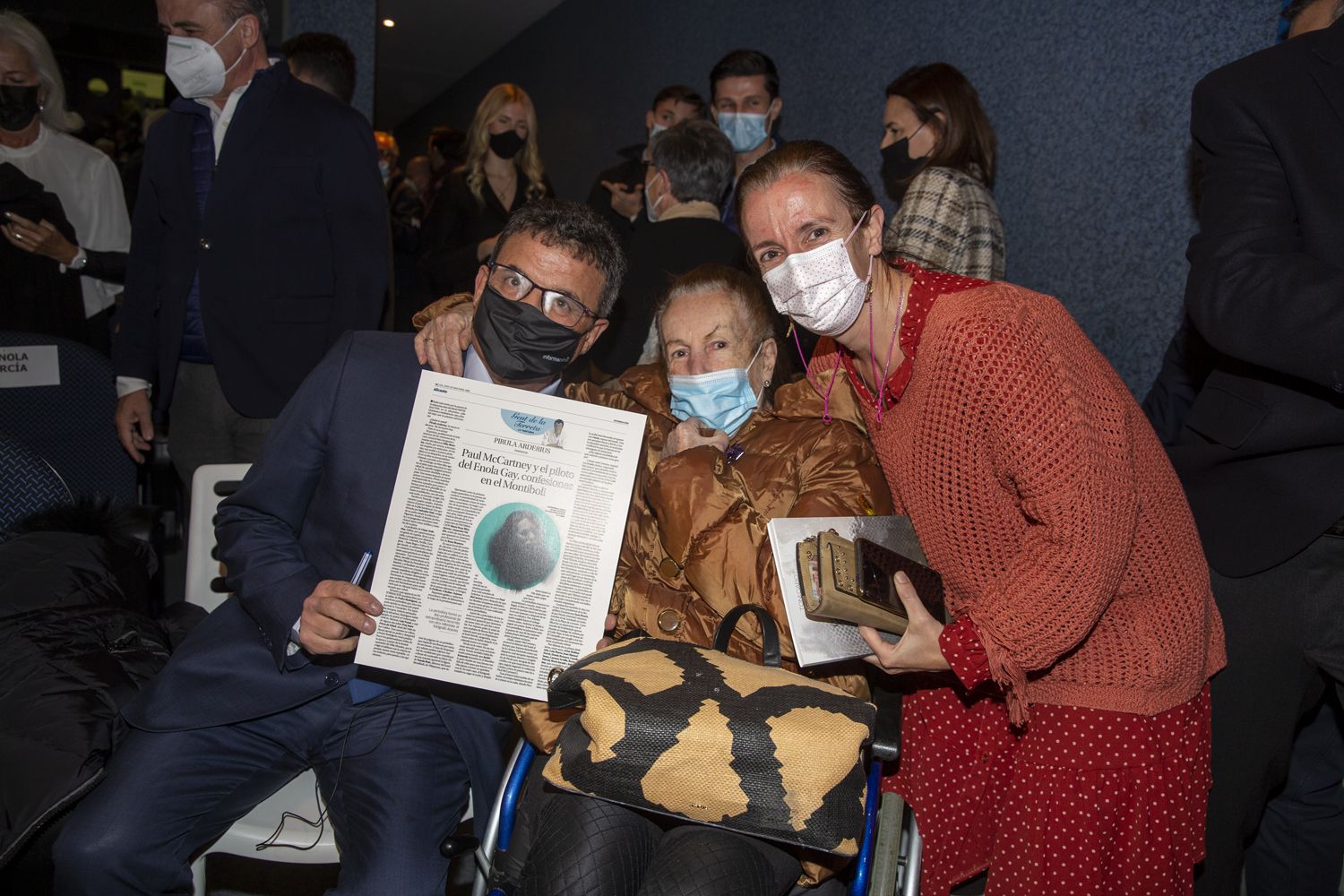 Toni Cabot presenta en el Club INFORMACIÓN el libro en el que plasma los perfiles de 40 personalidades de Alicante