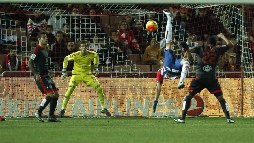 Peñaranda intenta una chilena ante la atenta mirada de Rubén Blanco. // Antonio Juárez (LOF)