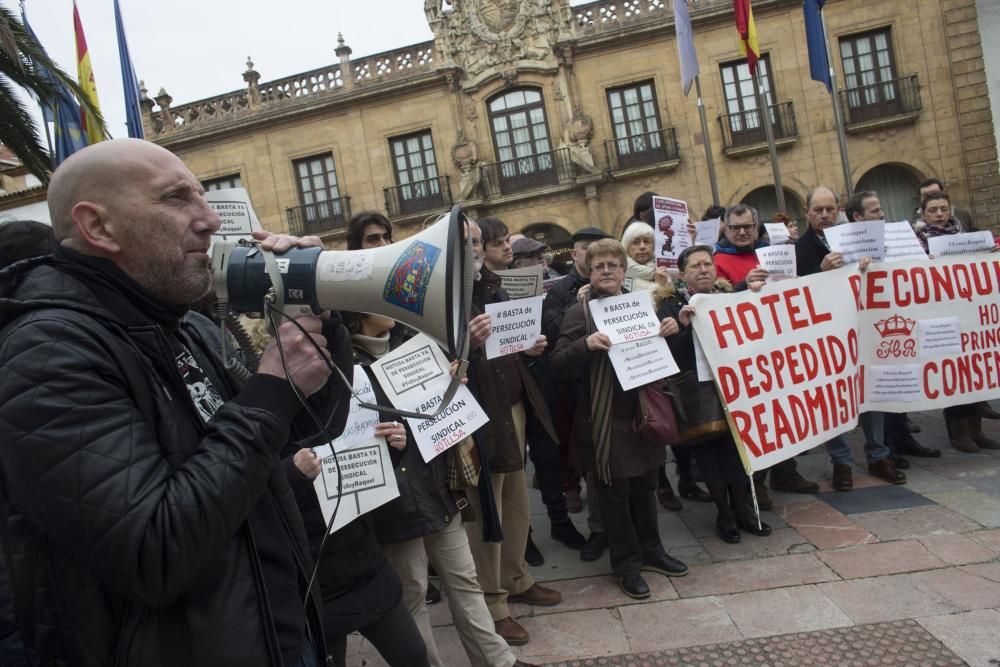 Nueva concentración en Oviedo contra la  empresa que gestiona el Hotel de la Reconquista