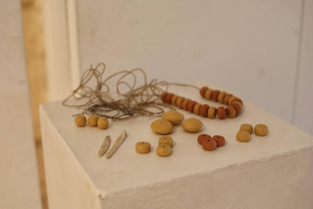 Cuentas de collares hechas en barro
