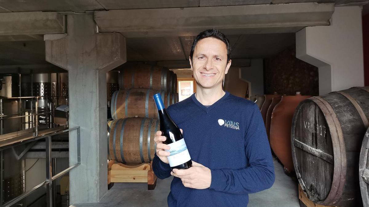 Oleguer Brunet, amb una de les ampolles del seu vi Blau Marí