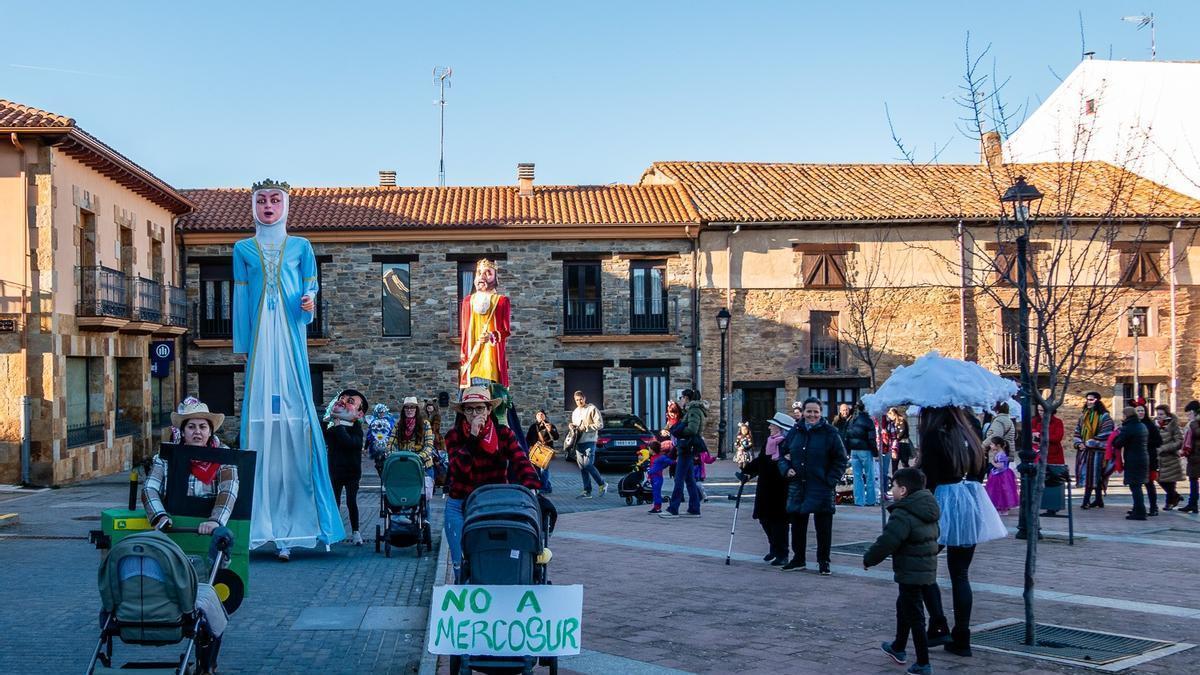 Los gigantes Marqueses de Tábara desfilan por primera vez en el carnaval