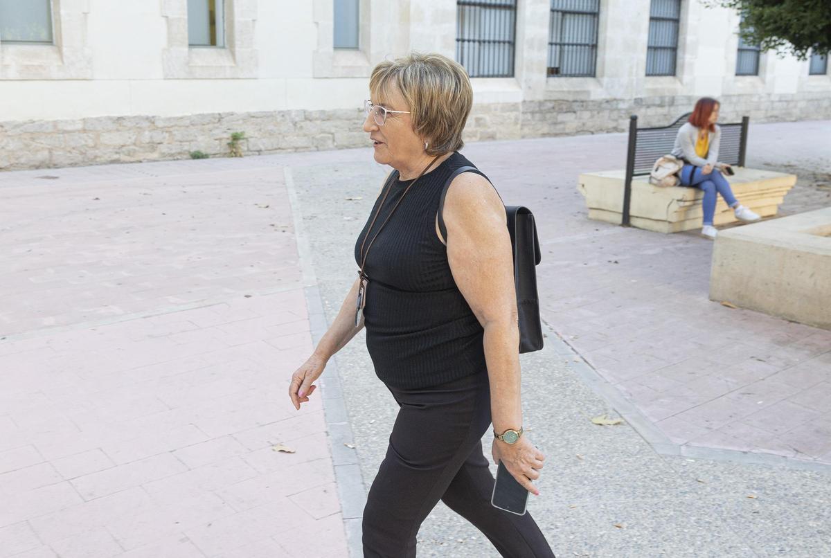 La exalcaldesa y exconsellera de Sanidad Ana Barceló a su llegada a los Juzgados.
