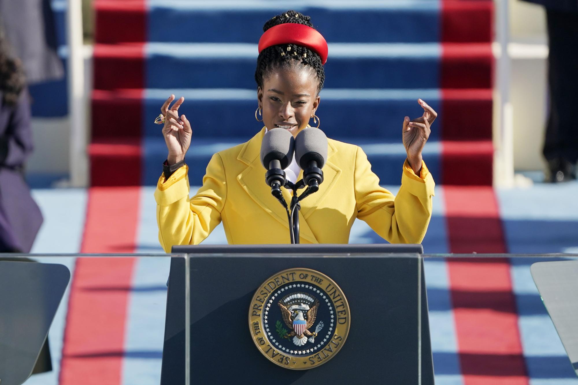 La joven poetisa Amanda Gorman recita sus versos durante la ceremonia de investidura de Joe Biden.