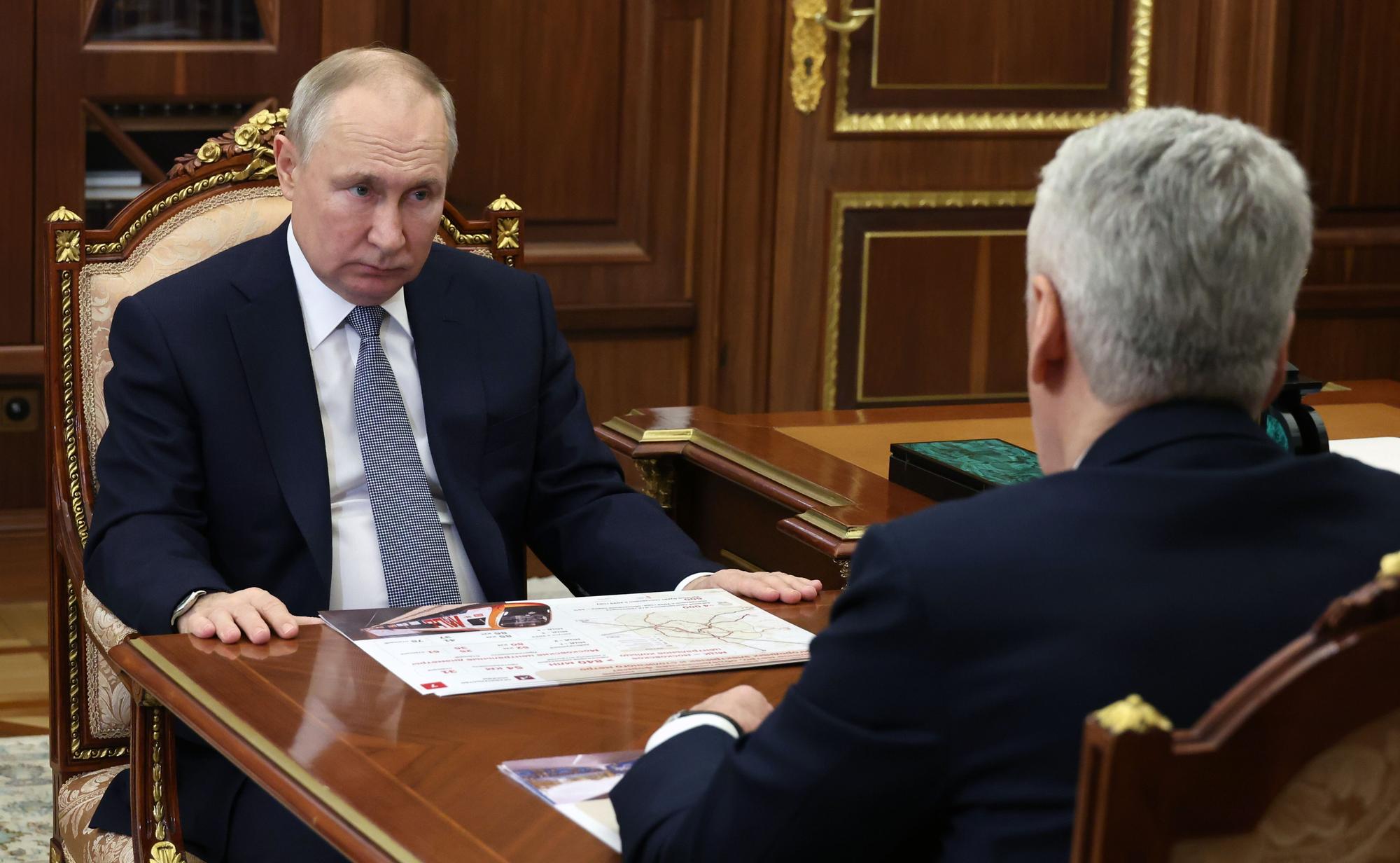 El presidente ruso Vladímir Putin se reúne con el alcalde de Moscú, Serguéi Sobianin, este martes.
