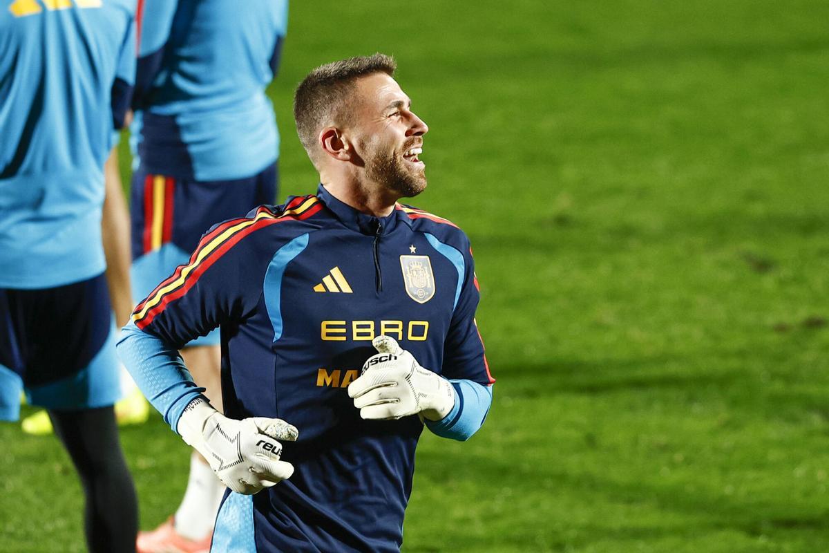 El guardameta de la selección española Unai Simón participa en un entrenamiento este martes en la Ciudad del Fútbol de Las Rozas, en Madrid, de cara a los partidos clasificatorios para el Mundial 2026 contra Georgia y Turquía. EFE/ Rodrigo Jiménez