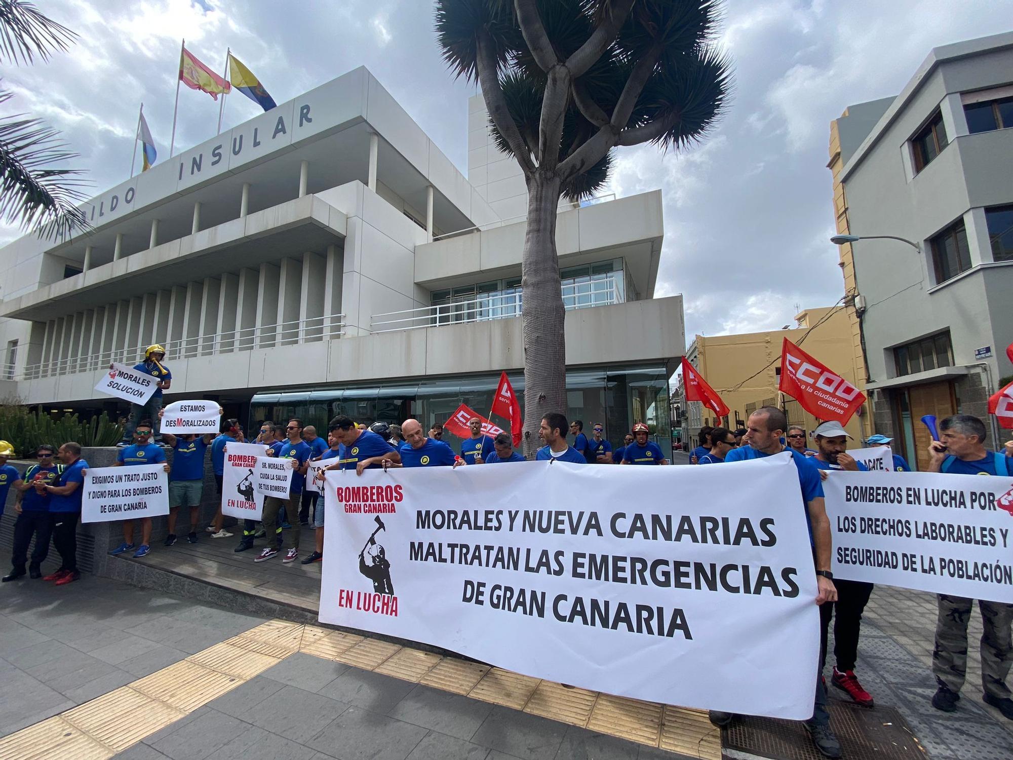 Los bomberos protestan ante el Cabildo de Gran Canaria