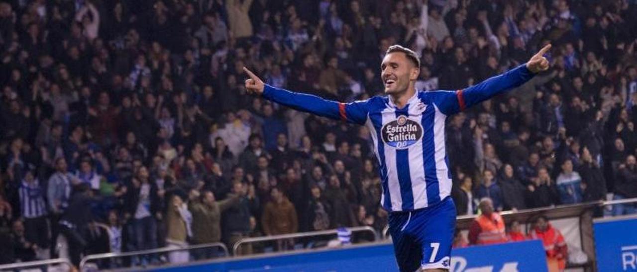 Lucas Pérez celebra un gol para el delirio de Riazor en una de sus anteriores etapas como deportivista. |  //  13FOTOS