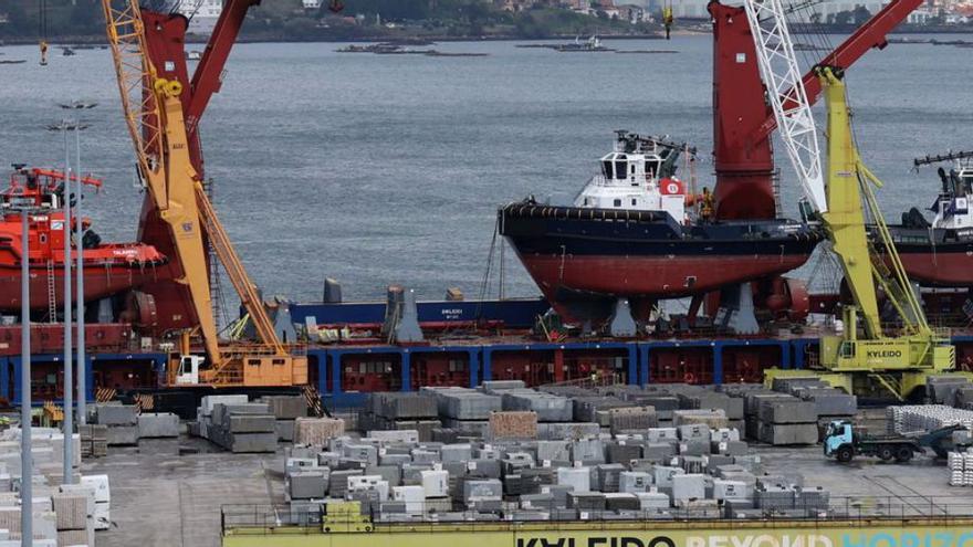 El remolcador «Talavera», a la izquierda, a bordo del «UHL Freedom» | José Lores