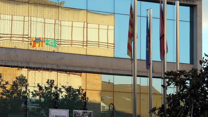 Els quatre màstils de la plaça, sense la bandera espanyola