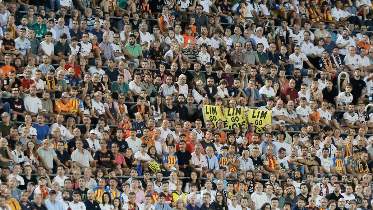 Aficionados en la grada de Mestalla