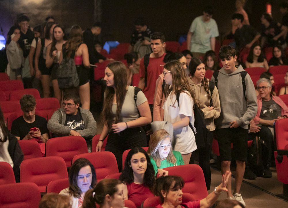 Los alumnos de 4º de la ESO del María Moliner se suben a las tablas en la casa de Cultura del Port de Sagunt