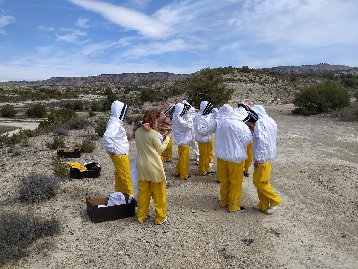 Estudiantes del instituto de Grañén en su visita a la empresa Jalea de Luz en Monegrillo.