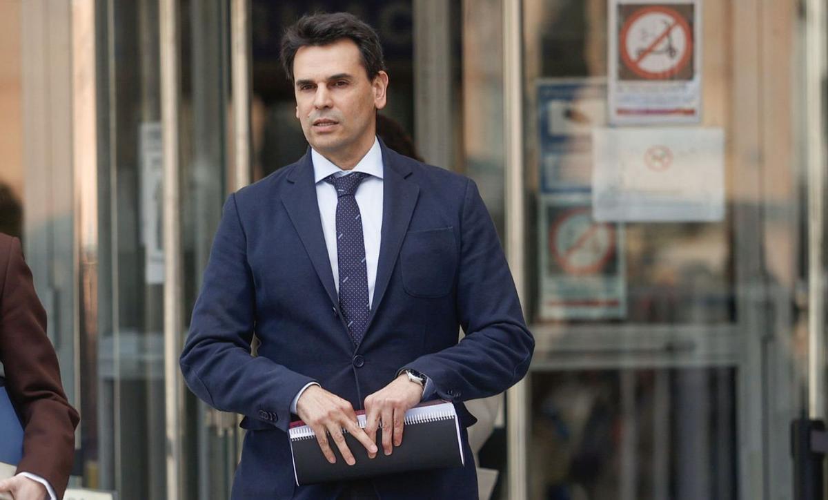 La jutge acosta al banc dels acusats el nòvio d’Ayuso per frau fiscal i falsificació La jutge acosta al banc dels acusats el nòvio d’Ayuso per frau fiscal i falsificació