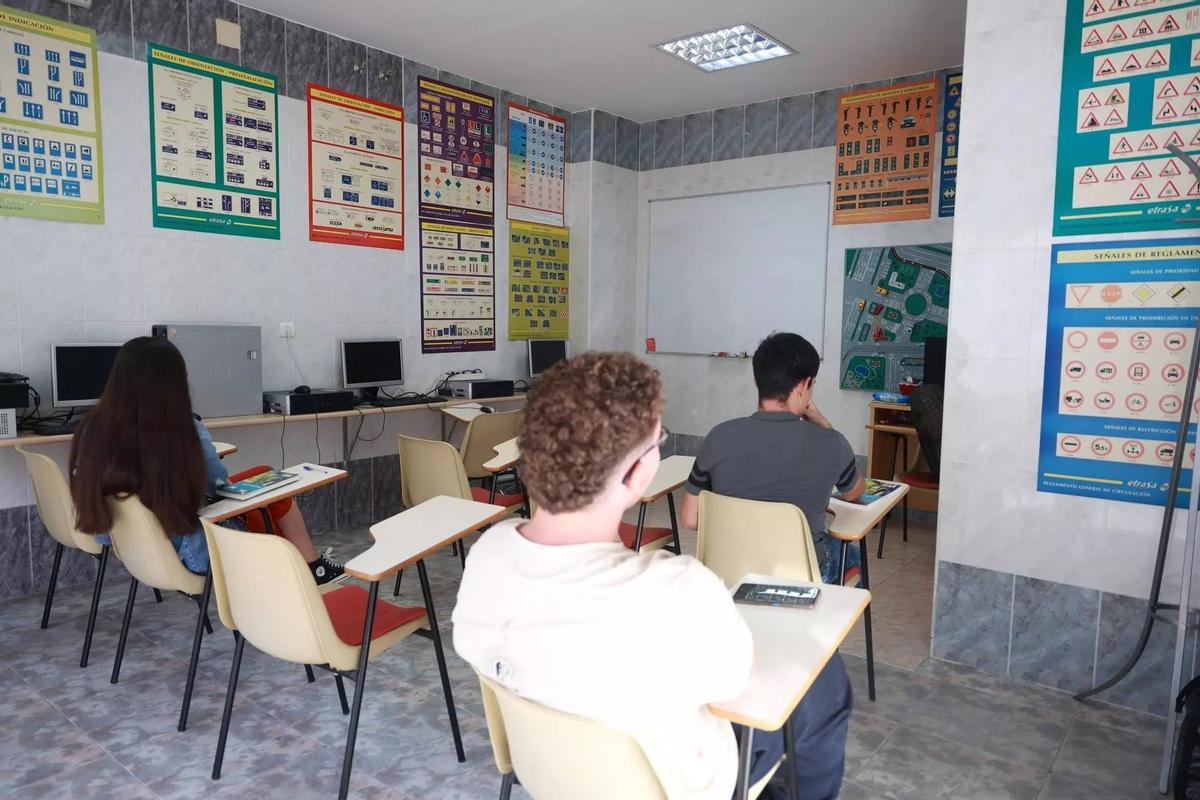 Alumnos aguardan el inicio de una clase teórica en una autoescuela de Cáceres para el examen de conducir .