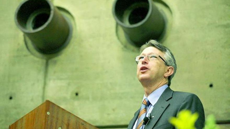 Joan Massagué, durante su conferencia de ayer en la Facultad de Medicina.