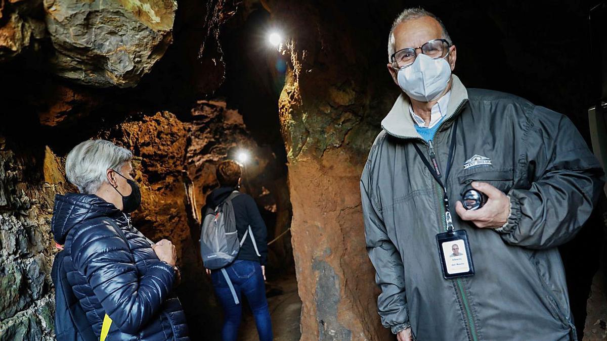 Sobre estas líneas, Alberto del Busto, a la entrada de la cueva. Debajo, dos espacios de la oquedad. | M. Villamuza