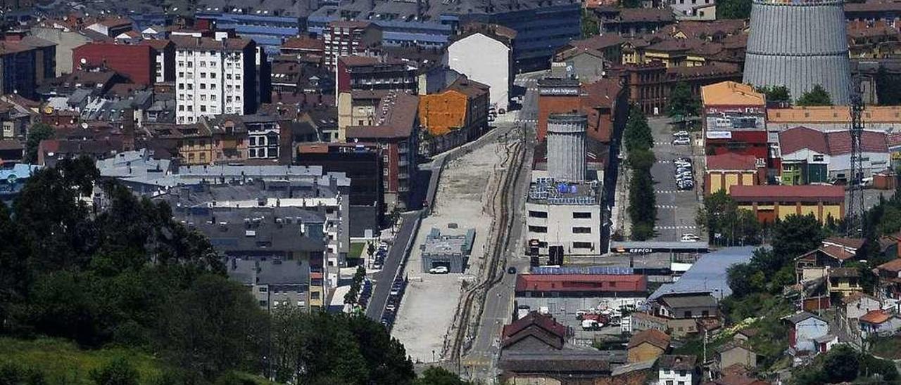 Imagen de La Felguera, con el tramo del falso túnel del soterramiento, a la altura de Valnalón, en el centro.