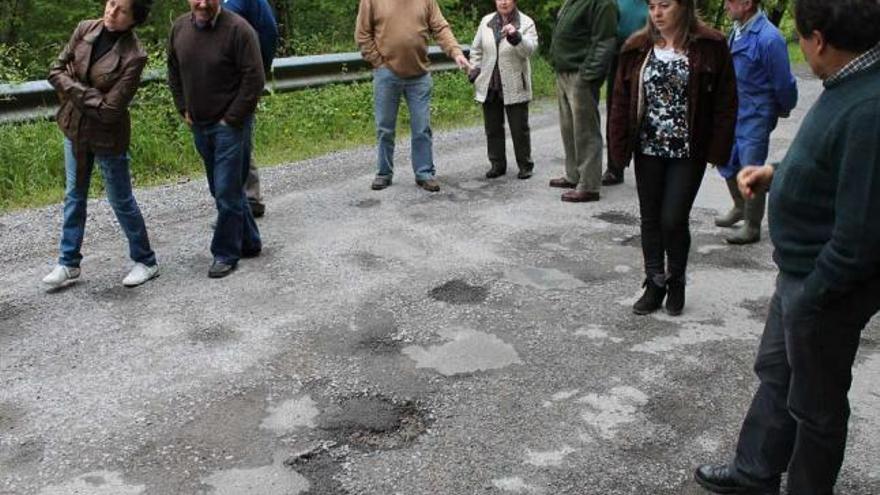 Tres parroquias de Piloña se movilizarán para que se arregle la carretera de Caso