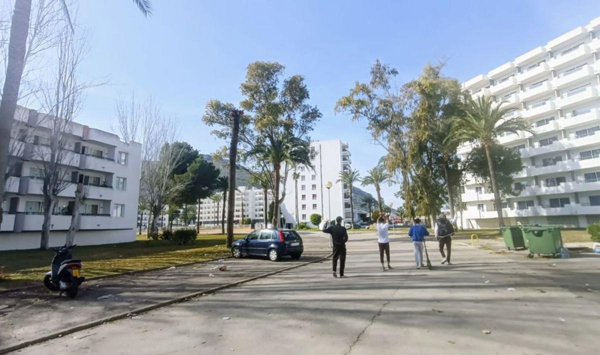Varios jóvenes, en el exterior de los edificios okupados. | T.C.